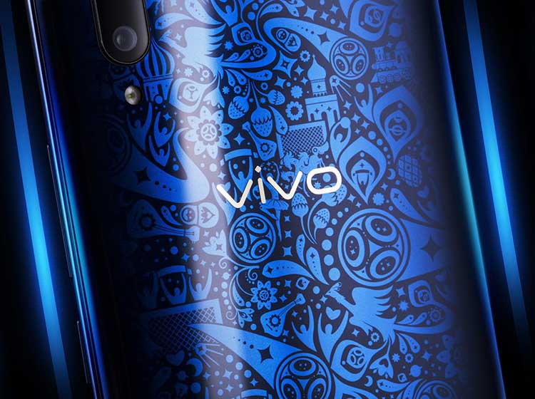 vivo X21 FIFA���籭�Ƿ��������Ļ�������Ϊ��ɫ���ƣ����������������籭��΢��Ī˹�ƶ������õȳ�������˹��ɫ��Ԫ�أ������ŽǶȱ仯�����ƻ������˷ḻ�Ĺ��Ч����vivo����������ά����ӡˢ�������õ�������������չʱ�������п���Ϊһ�壬�γ��в�εĿռ�С�