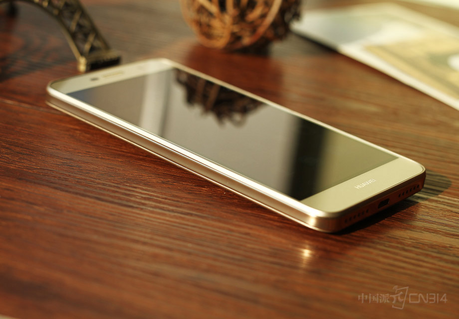 ��Ϊ���� 5�Ļ�������߿򵹽ǲ�û�в��ô�ͳ��б�浹�ǣ��ոи������ʣ����������Ϊ6.7mm����������Ҳ�������ӷ�ס�