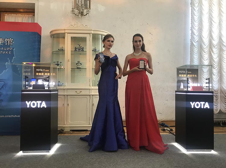 ˫������ɫ��Ļ����������5.5����������ĵ���īˮ��Ҳ������5.2����������īˮ�����������YOTA2����4����������֧��80��ᾫƷ���ݡ�