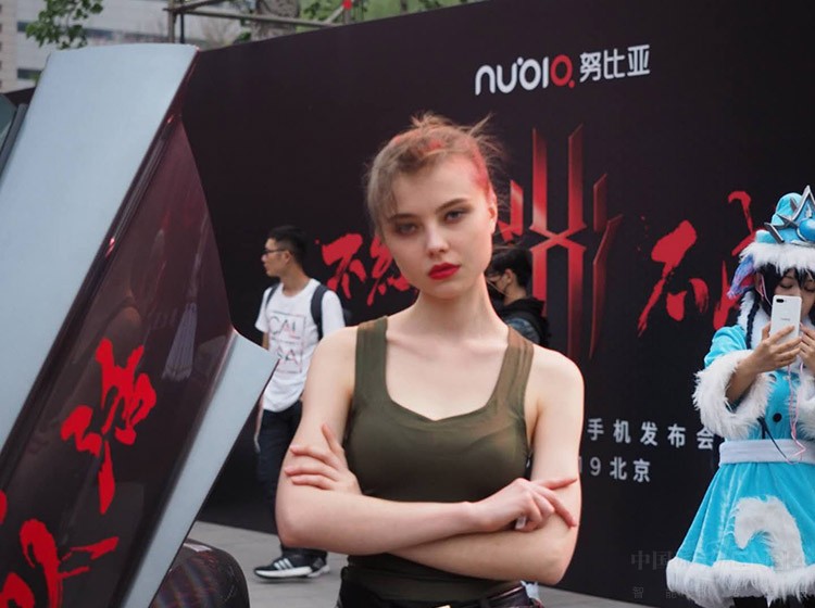 ���˵ǰһλ��Ů�߱���ʮ�ָ����ķ����ô��λ��Ů��΢���µ�Ŀ��·�һλ�߸����ϵ�Ů���� ���˲�����Ҫ��������ʯ��ȹ�ס�