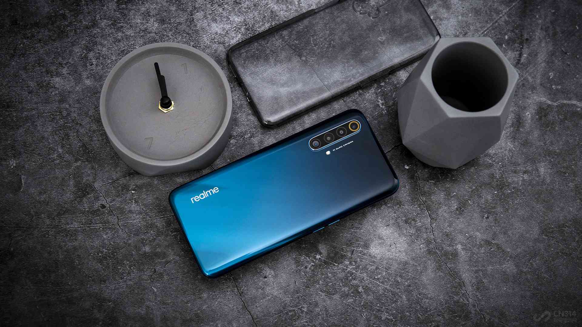 ȥ�����Ǽ�֤��realme�������Ʒ�Ƶĵ�����������򳬸��Լ۱������ữ��Ʒ���Ѿ����������������˿ڵ��ж������Ż��ͣ�������ǰ�����������׿�˫ģ5G�ֻ���Ҳ����realme X50����Ҳ��2020��realme���׿���ͣ�����realmeƷ�ƽ���5G�ġ���Ů���������ھ����������ǵľ�ͷ��һ���������¸û��������ɡ�