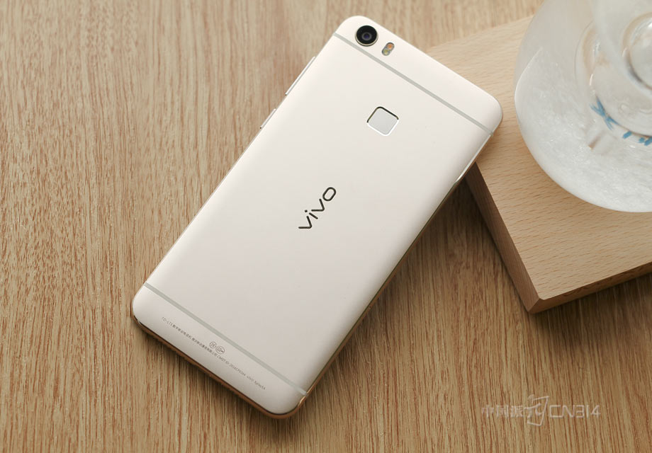 vivo Xplay5������þ�Ͻ�һ����ͣ�vivo�����������ռ�ȸߴ�98%������ϳ�����Ρ�PMH����ע�ܡ��ֹ��׹⡢�����̡��䳲����������57�����������������κ�ƴ�ӵĵط���