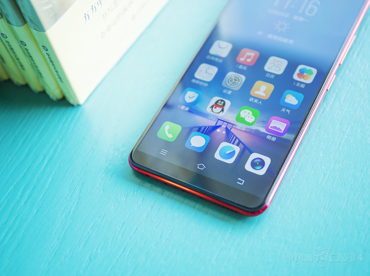 ��Ļ�Ϸ���vivo X20������vivo�����з���Face Wake�沿ʶ���ܣ�ֻ����Ȼ�����ֻ����泯���沿���ֻ�������˲�伴��֪̽�沿128��������ʱ�����0.1s��������á�