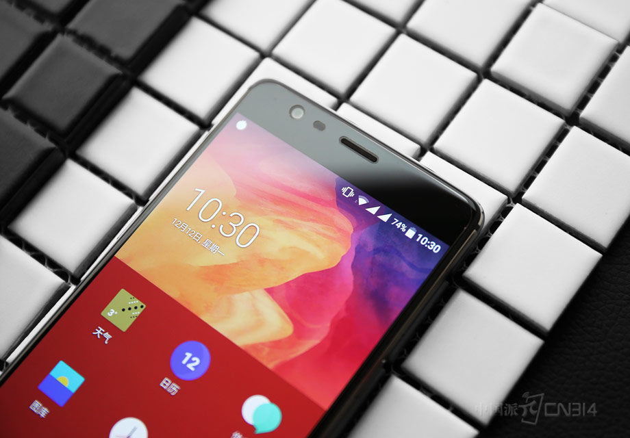 ��Ȼǰ�þ�ͷ��λ�������ǰ����Ʒ��ȫ��ͬ����OnePlus 3T��ǰ������ͷ������ԭ����800W������1600W�����������㷨����������ǿ���ܸ��õı�֤�û��ڰ��⻷����Ҳ�������ĳ�ϸ�ڸ�����������Ƭ��