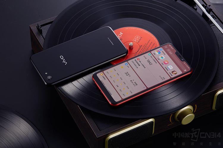 ��vivo X21�ϣ�Jovi(enjoy vivo\'s AI��д)�ĵ��������ֻ�ȫ�µ��ǻ���ʹ�����飬��һ������Y83�ϳ���ʹ�á����ܹ����ѧϰ�û���ʹ��ϰ�ߣ�����ʶ�������������ṩ��ʵ���е�ʹ�ý��飬��������ϵ���ǻ۹���֮��Ϊ������������ݡ�