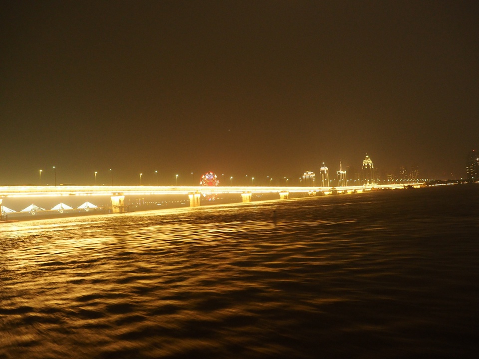 ��һ������֮�������8����ĵƹ����ͨ��һ�������ġ��󡱡����������ϲ���ʷ���ִ��ν�������Ӫ��������������߸������������о��۵ƹ������ġ�һ��������������ԡ��Ķ��ؾ��ۡ�