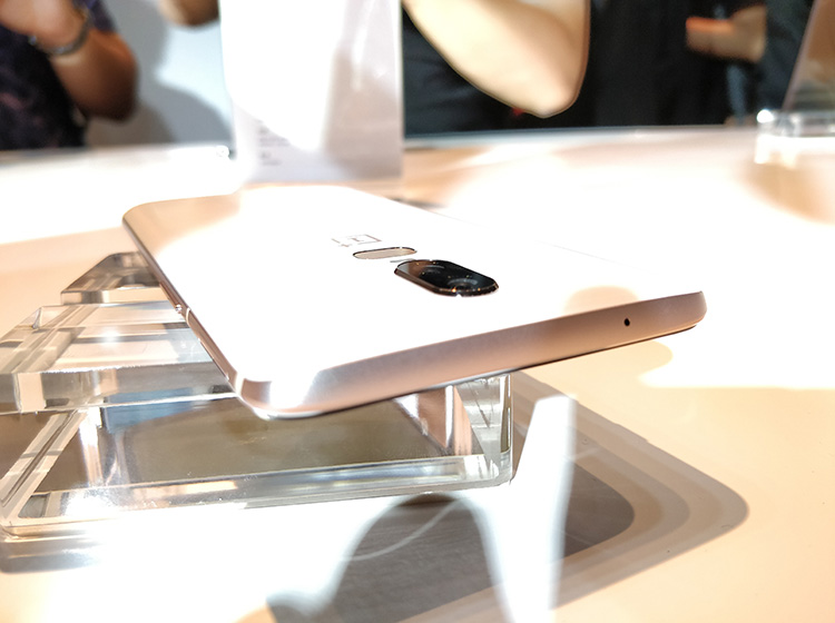 Ϊ������ԡ��족�ļ���׷��һ���ֻ�6�������콢����Ӳ�����ã�ȫ���콢��ͨ����™845�ƶ�ƽ̨��һ���ֻ�6�������8GB+256GB����洢��ϡ�