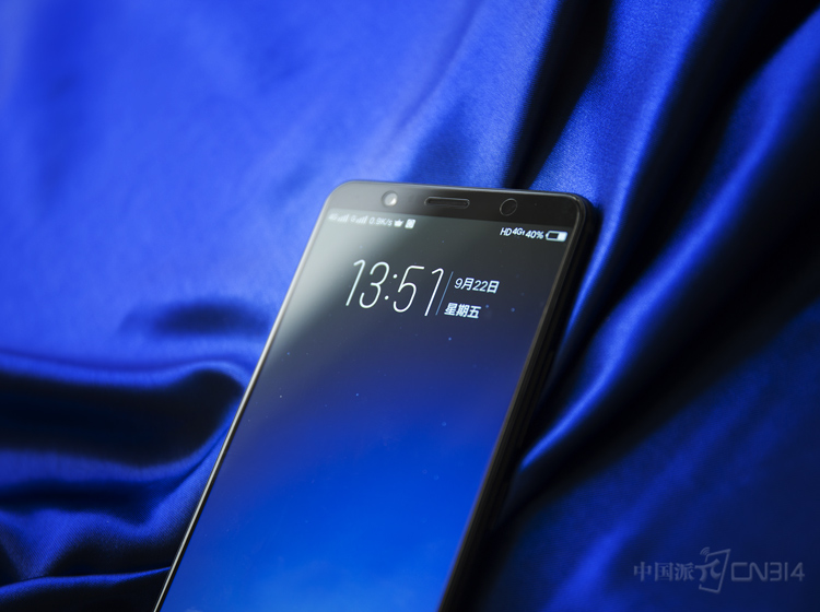 ������Ƕ�������X20��ȫ��������������һ�����š��̵ܶġ���ͷ���������������ı߿������ʸ��ǻ�Ȼһ�壬��������Ļ�Ϸ��䣬�����ܳ���ȫ������������