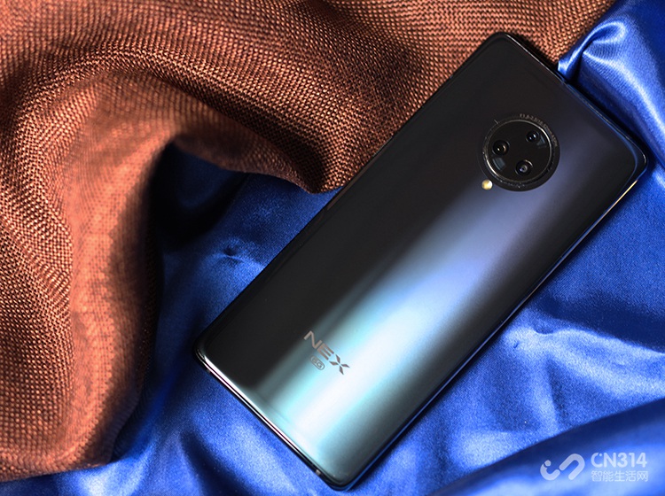 vivo NEX3 5G�ı���������������ͷ����64MP����+13MP���/΢��+13MP����ͷ��ɣ����ž�ͷ��Ͽ���ʵ�ֹ�����㡢��������ͳ���΢�����㡣