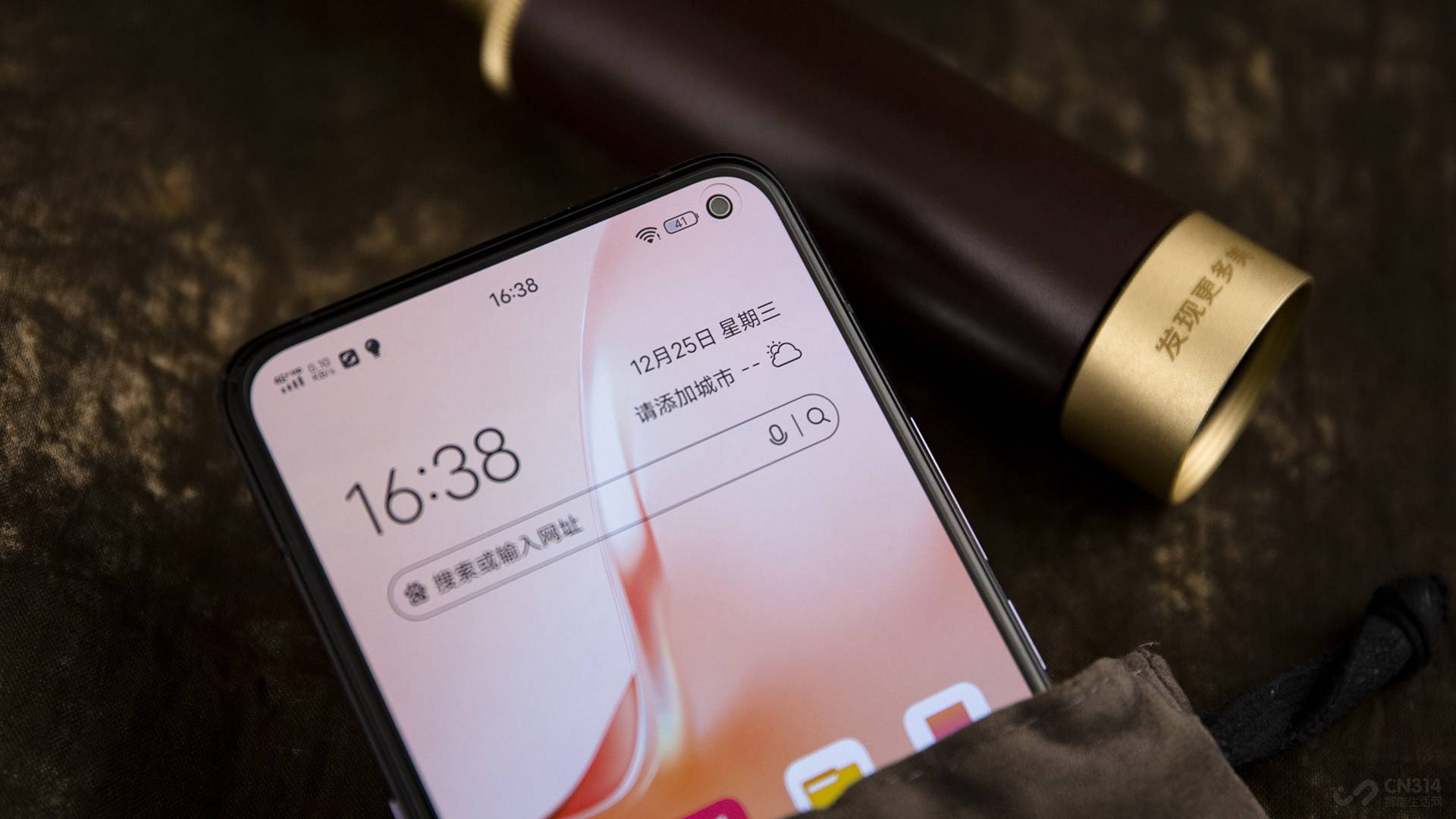 vivo X30 Pro����������˳�С��XDR����ƣ���Ļ�ߴ�Ϊ6.44Ӣ��20:9�������ֱ���Ϊ2400x1080�֣����ϽǵĿ׾�����ֻ��2.98mm����Ҳ��Ŀǰҵ����С�Ŀ��ף�ͬʱ���滹�����˴���������Ͳ��Ԫ�������ϱ߿��Ϊ 2.08mm�����ұ߿��Ϊ1.85mm�����������Լ�࣬���Ҳ������91.4%����ռ�ȣ���Ӱ������Ϸ�����С�