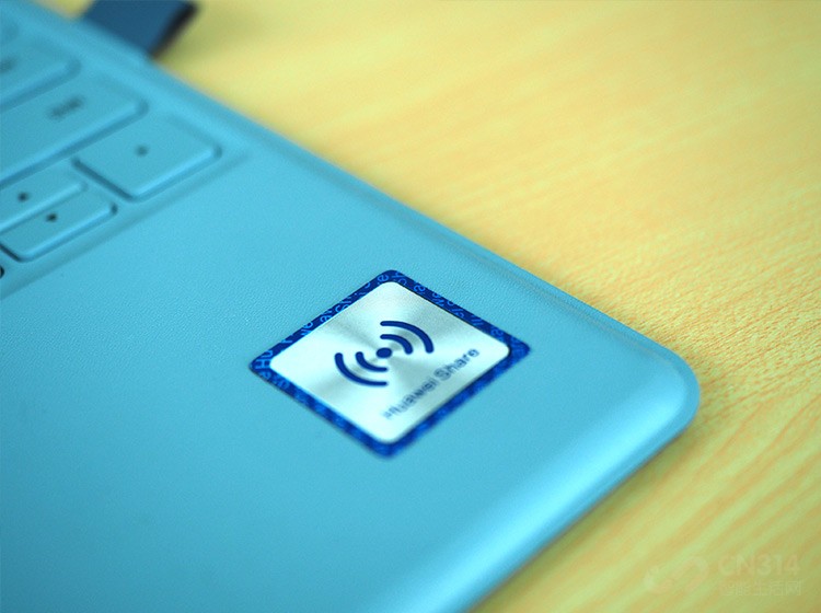 ����Ӳ�����棬MateBook E 2019Ҳ�ǳ�ǿ�ơ��û�����������850��������Ҳ���ǡ���Ѫ�桱����845��ӵ���ĸ�Kryo 385 2.96GHz���ġ��ĸ�Kryo 385 1.7GHz���ģ�ͬʱ����Adreno 630 GPU������ʵ����ʱ���ߣ��������κ���Ϣ��