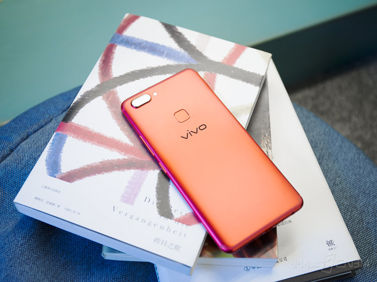 ���������Լ�ָ��װ��Ȧ�����ú�ɫԪ�أ�һ����ȥ���Ǻ�ɫ������Ķ����￴��ȥ�ͺ���ů��