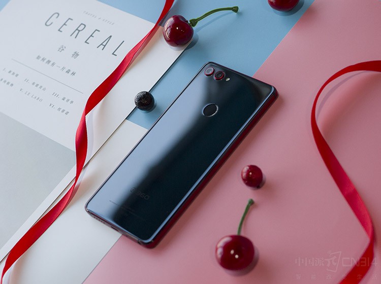 ��Ϊ������콢����N7 Pro��������Դ�����360�ֻ���������������ͶԸ��Ե�׷�󣬱������2.5D���Ȳ�������׺���е��Ǻ�ɫ�ĺ��š�˫�ۡ�ʽ��������ͷ���ŷ���Ұ�����������������С�