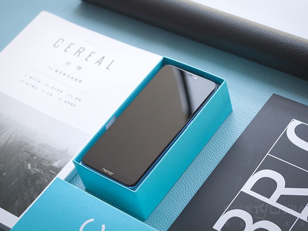 ��ҫ����8C����������ɱ�������ҫ�ľ����������6.26Ӣ��19��9��������ȫ�������ײ����С�honor��logo������������Ⱥ��������