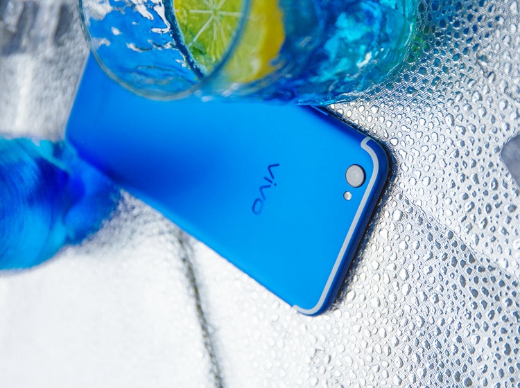 ���þ�ͷΪ1600�����أ�֧��PDAF��λ�Խ�����λ�ڻ����������Ϸ��������˼���ʽ������ԡ�