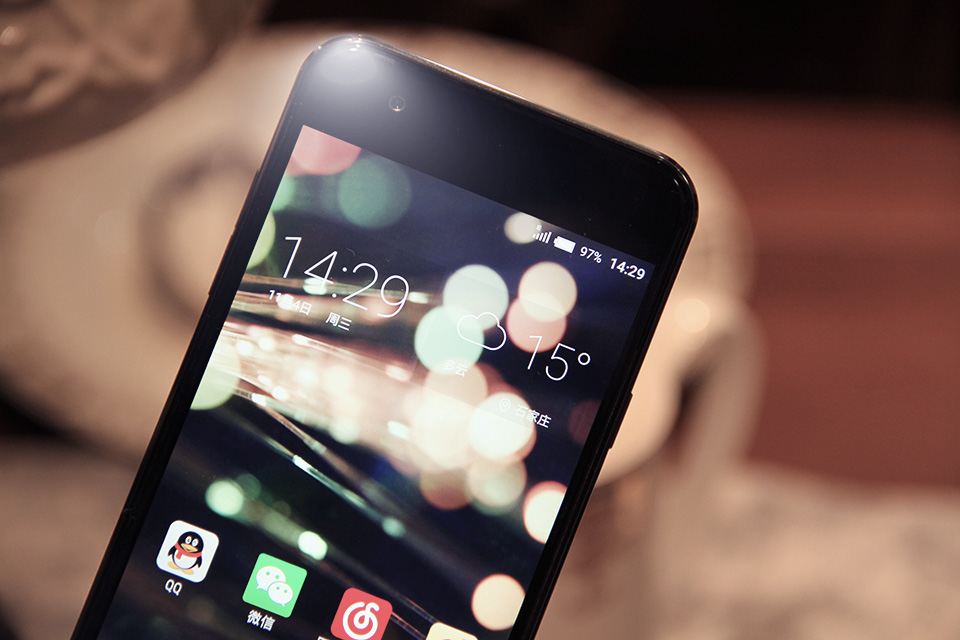 �������ֻ���¶�����治ͬ��Gigaset ME��C�͵ĵ��ǲ��ֽ�������ȫ���׹⴦�����ָ��ϼȹ⻬�ְ�ȫ���������Ÿ��ӳ�ɫ�ķ���Ч����������ֵĽ����߿�Ҳ������ϸ�µ����⴦�����Ӿ����н�����˿��Ч���������в�û����ô�ֲڡ�