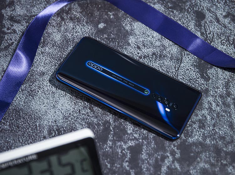 OPPO Renoϵ�������һ������ʽ��Ƶı�־���Ǿ���ʹ���������߶Գ���ƣ����б���Ԫ��ȫ���������������ϣ����һ���������ָ��������ͷ��͹�����ƣ�������ƿ�����һ��Ҳ��ͻأ��