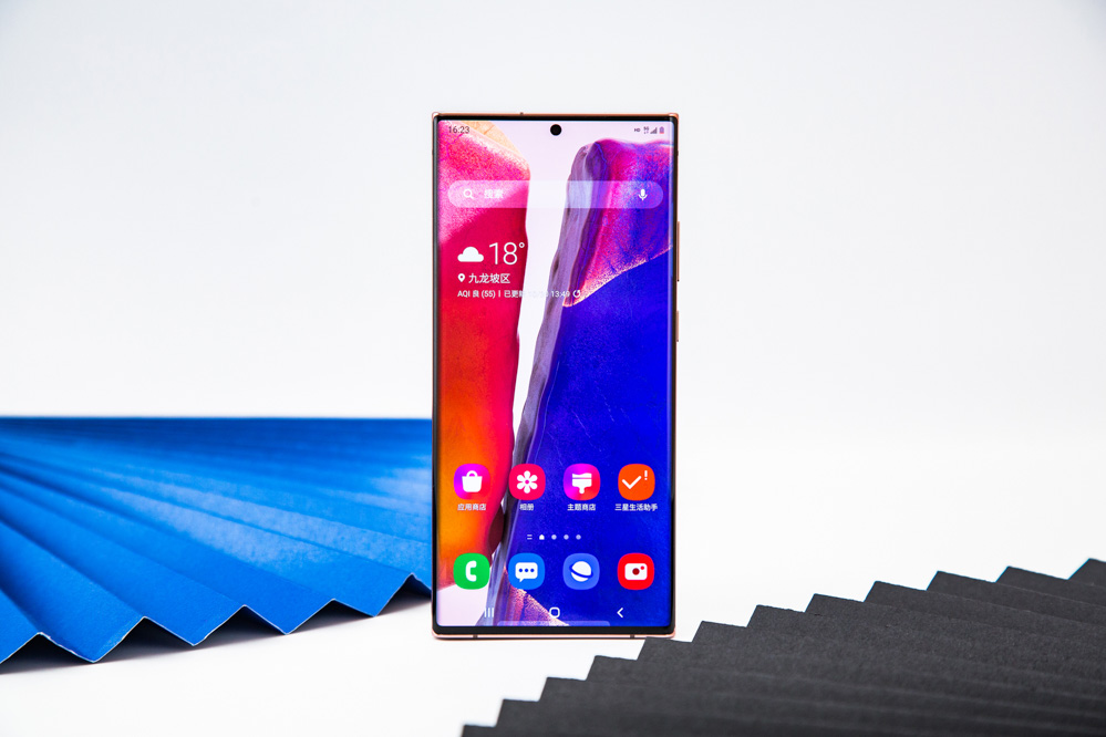 ����Ļ��۶��ԣ�����Note20 Ultra��Ȼ�������������������廹��ƫ��������磬��Ϊ�ĽǶ���ֱ�ǣ���������ĺô��ж���һ���Ӿ������ҽ����ޱ߿�ʮ�־����Ӿ��𺳣����߶����ֵĴ�����˵����Ϊ���ʣ���Ȼ�������ճ����棬���ֻ��Ŷ���ʱ���������÷��ֻ��ĳ��������кܴ�ĸ��ʡ�