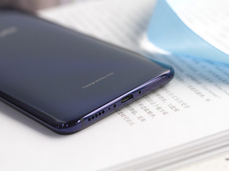 �ź����ǣ�vivo X23��Ȼ���õ���Micro USB�ӿڣ����Ǳ�����3.5mm�Ķ����ӿڣ���������Hi-FiоƬ���������ϵı��ַǳ����ޡ�