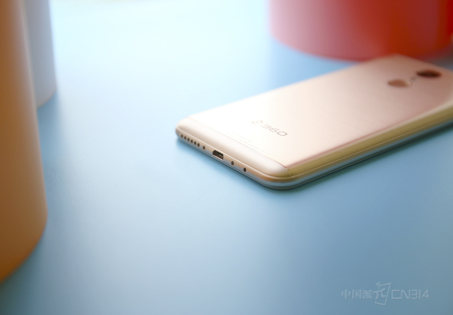 ֵ��һ����ǣ�360�ֻ�N5�Ļ����ײ�Ϊ֧��QC 3.0��Micro USB�ӿڣ���һ�������������Ŀ��Ч�ʡ�