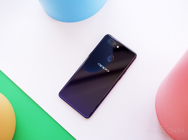 �ڲ�ͬ�Ƕȡ���ͬ�⻷����OPPO R15�ǿ��϶�����ֳ��ϴ�Ĳ�𣬾������ڲ���������һЩ���ʸС�