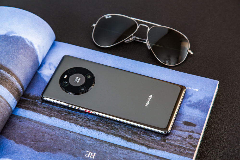 ��ɫ�ϣ���ΪMate40 Pro��2�ֲ��ʡ�5����ɫ�����У�����ɫ���԰�ɫ������ɫ���ֲ���Ϊ�������ʣ����պ�������պ���Ϊ��Ƥ���ʣ�����չʾ���ǲ������ʵ�����ɫ��