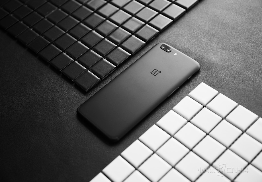 �������ź����ǣ�˫�㾵ͷ����֧��OIS��ѧ�������������ʱ���ֶ��Ļ��϶�����һЩӰ�졣