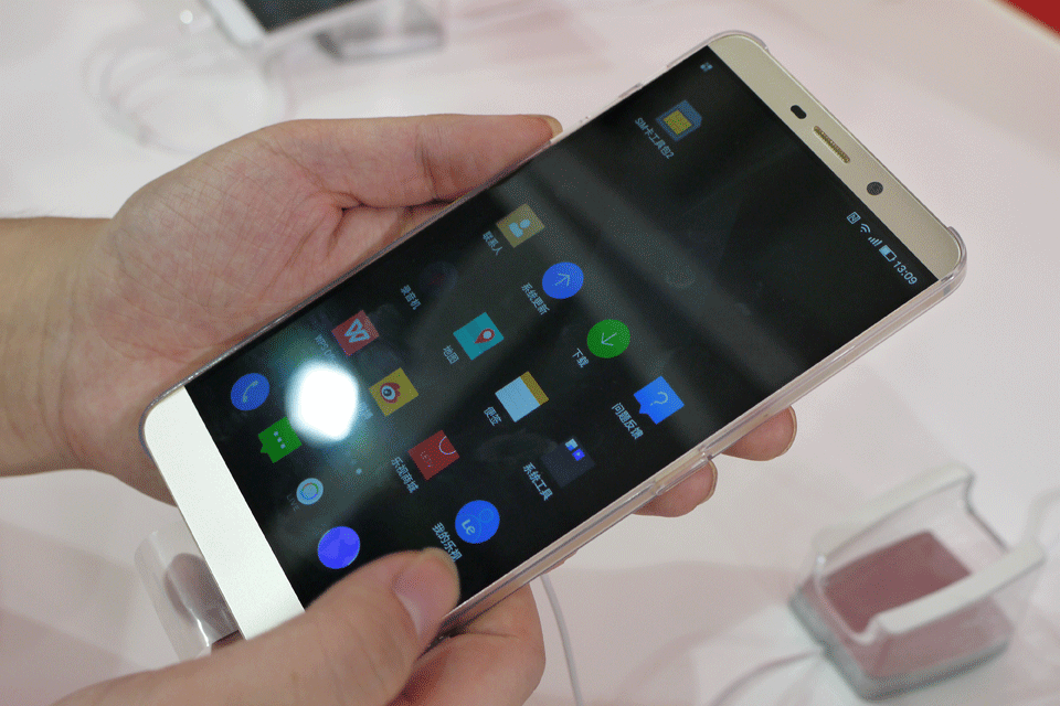 ���ӳ����ֻ�1Pro�����ӵ��м���ͣ������Ļ���Ϊ����ɫ���١�