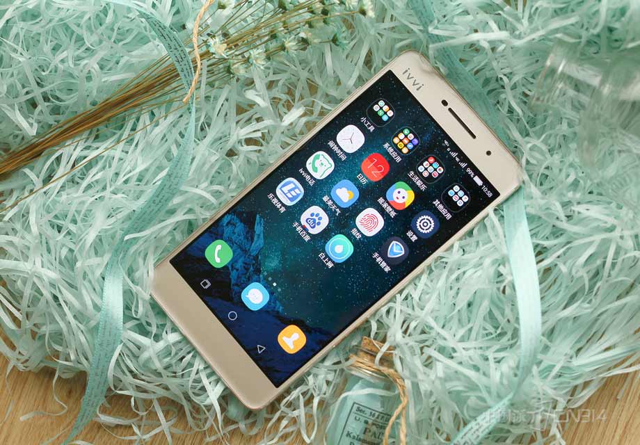 ��Ϊivvi����콢����i3�����������������ļ������û���ֵ�ĸߣ�ӵ��4.2mm��������������5.2��Super AMOLED������Ļ��2.5D���沣��������໡�ν�˳���������ָл����൱�����ġ�