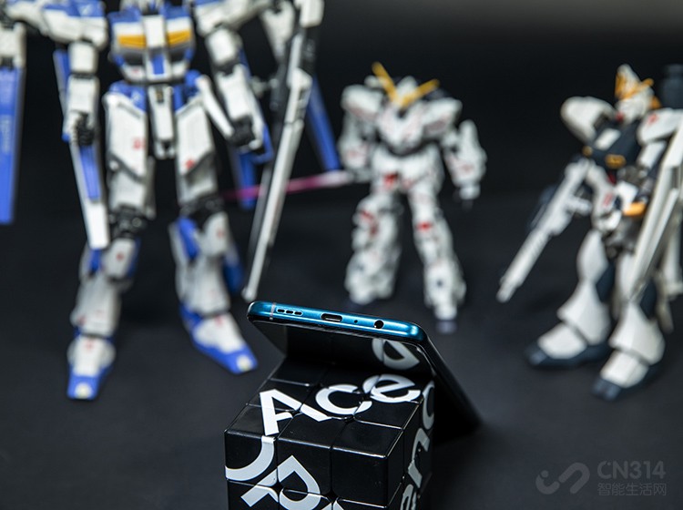 �������855 Plus�ĸ����ܣ�Reno Ace�������ˡ���̼����ɢ��ϵͳ����������Ϸ��ʱ�򲻽��и��õ��ָУ�ͬʱҲ���õ��Ĵ�������Ϊ������Ƶ�����⣬��������������4D��Ϸ��С�Link Boost�ȹ���Ҳ��Ϊ��Ҵ�������������Ϸ���顣