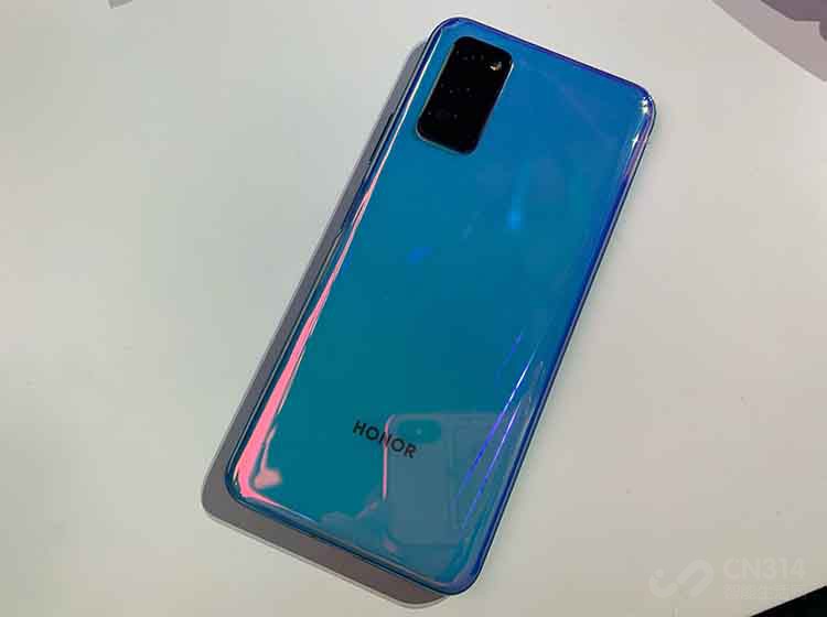 V30ϵ�о�������������ƣ�����Ӳ������΢��������V30���õ���4000������+800�򳤽�+800�򳬹�ǣ�V30 Pro���õ�����4000����������+1200�����ص�Ӱ����+800�򳤽���������㴫������Ŀǰ�ۺ���������ڵ�Sony IMX600��Ҳ�����ǿ�RYYB���еĴ����������������ֻ�������������в�ͬ��