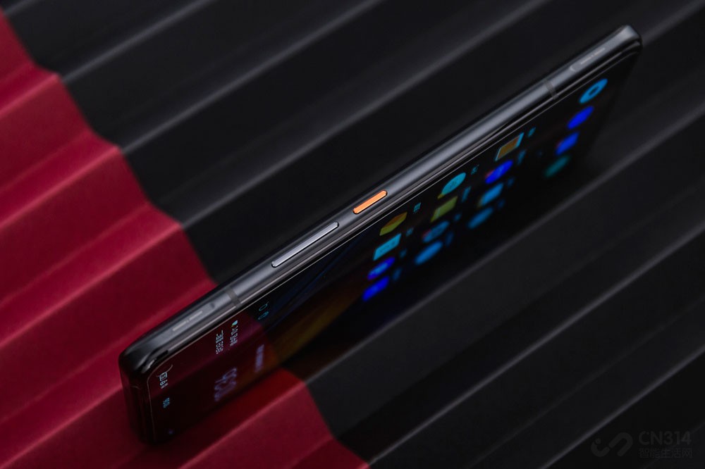 �������������������ƽ�����������˱��ֶ��ˡ����������Բ��ض�˵����ö�Ȼ�ɫ�İ�������AI���ܰ������������Լ����������֣�����ʵ���Զ��壬�������õ��������ܡ����������Ͻ��������iQOO����徭��Ĵ��ذ���������Ϸ���ܴ���L/R�������ٿظ���������