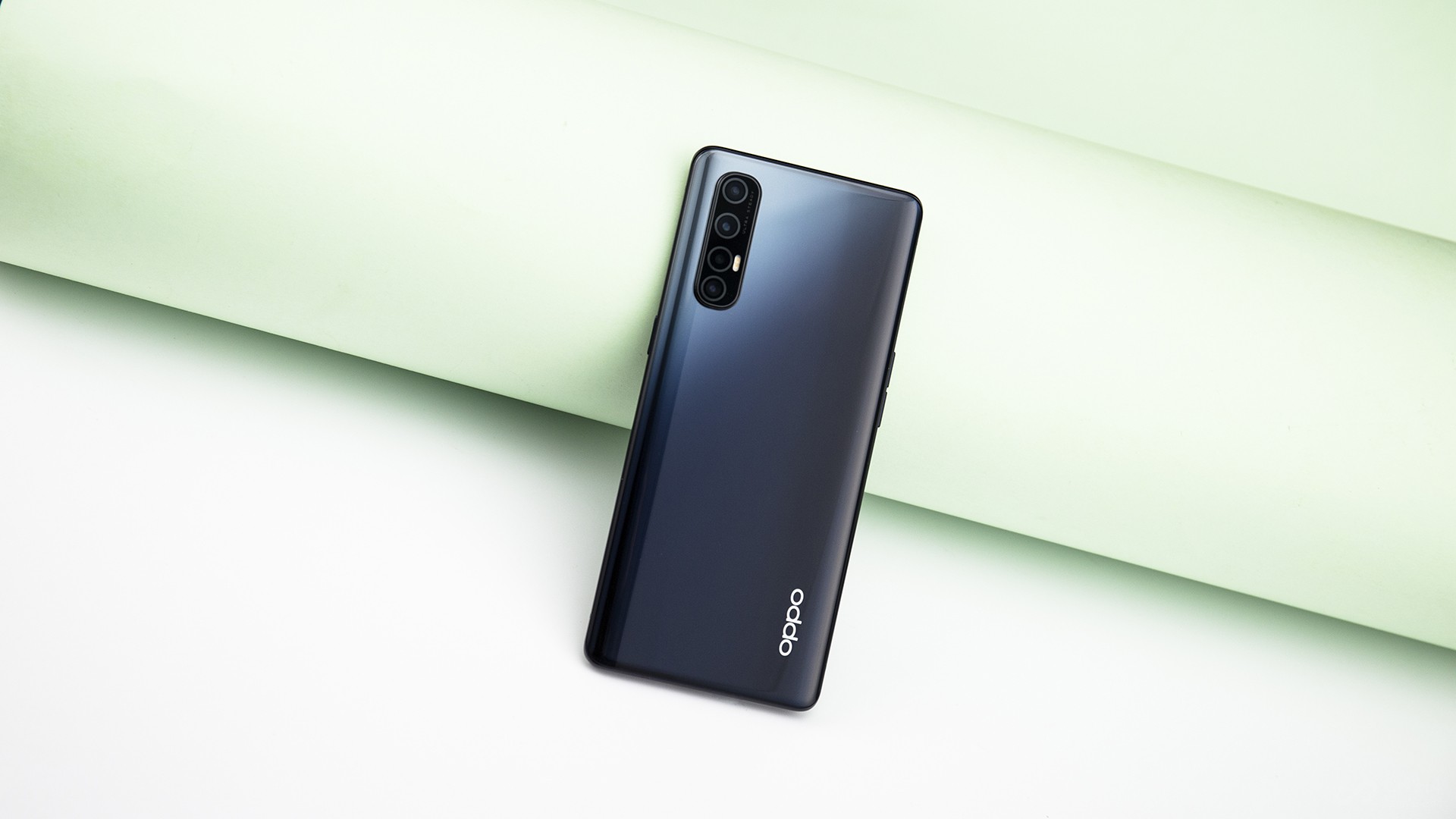 �����Ҫ��������������Ƶ��Ӱ���¼�����Ultra Steady 2.0����������������ԭ��������Ƶ���������Ļ����Ϲ��Ҳ֧�ַ�������ͨ���Թ������ͷ���㵽�Ļ�����в���ʵ���ٴ����ȣ�Ӧ���ڶ��������ҵ����㻷���У���ò����ٲ�ʧ�桢�����ȶ������Ļ��档