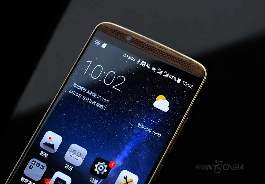 ���7����һ��5.5Ӣ���AMOLED 2K������Ĥħ������2.5D���沣�����ľ�ʲ����ڼ���Բ�����������ף�������š�