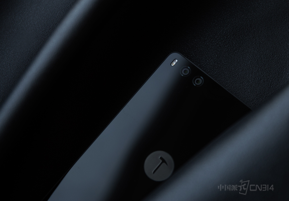 ���緽�棬�û�֧��X9 LTE��ͬʱ֧���˸�ͨTruSignal������ǿ�������ü������Ը����źš�����ͨѶ�ȶ����ṩ������������������150Mbps����������300Mbps��