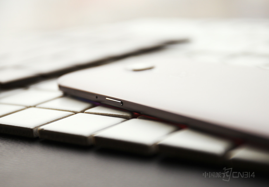 OnePlus&nbsp;3T�����ұ߿��뵱��������Բ��������в�ͬ���ڶ����ļӹ�����֮�£�һ���ս�����������ֱ�ߣ����Ը�������������Ϊһ�壬�����˱������µ�ͬʱ��Ҳ�����˳��ð�������������ʡ�