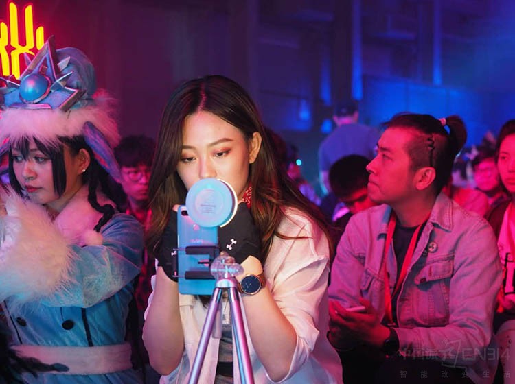 �ڷ��������ڣ�����Ҳ������һöƯ����С��㣬����������üë ��������ɢ�ڼ�ͷ���㷢�·�����˵��Ů�ӵ����顣��Ȼ���Ա���λ���ش��Ĺ���Ҳ�ɰ��ý���