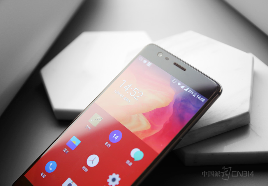 OnePlus 3T��ǰ������ͷ������ԭ����800W������1600W�����������㷨����������ǿ���ܸ��õı�֤�û��ڰ��⻷����Ҳ�������ĳ�ϸ�ڸ�����������Ƭ��