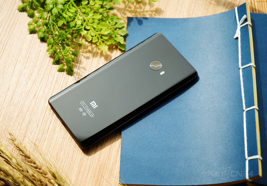 ����������С��Note 2ʹ���˴�����Ĳ������ʣ�ͬ��Ϊ˫������ƣ�С�׳�֮Ϊ3D������������һ�����Ż��˱�Ե�ճ��ָУ�һ����Ҳ�����˸�Ө��͸�����ʸС�