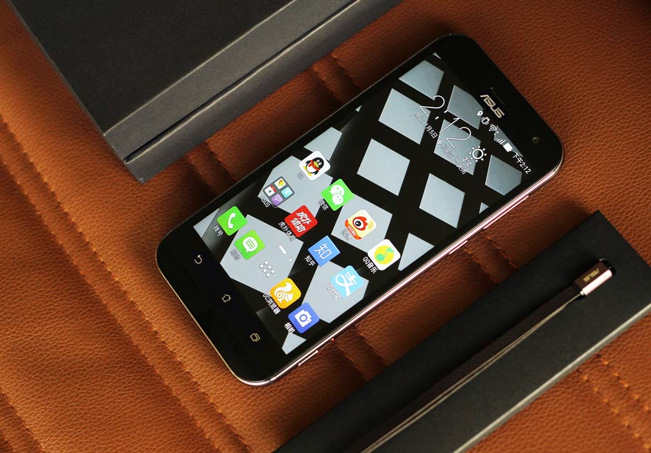 û��������Ǳ����ڴ��Ļ�˶ZenFone Zoom����˵���������Ʒǳ����أ������׵�Ӳ�����������ʵ�����书�ܾ����м����أ������ע�й������⣡