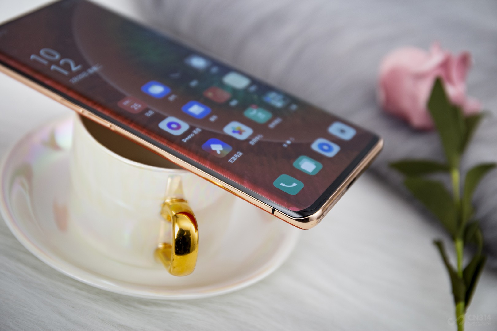 ��ʵOPPO Find X2 Pro������˸ߵ���ֵҲ�����ı߿��խ�йأ��ڱ�֤����Ϊ67.8�ȵ���������ұ߿�ֻ��1.4mm���ϱ߿���Ϊ2.2mm���±߿�Ϊ2.98mm����Ҳ��OPPOĿǰΪֹ�±߿���խ���ֻ���