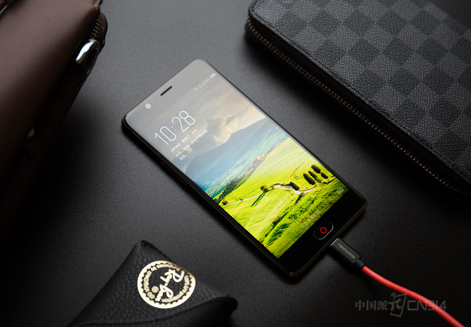 Ŭ����M2������NeoPower 2.5ʡ�缼�������ֻ�ӵ��118��ȫ�������Ż���ͬʱ�ֻ��������ܸ�֪�û���ʹ�ó���������������ġ���Դ�����䡣�ೡ�����ܺ�̨�������༶�������¿ص��ڴ������õ����顣�ֻ���������ʵ���������빦�ĵ�ƽ�⣬����Ϣ������������ʹ�õ�����ʱ����