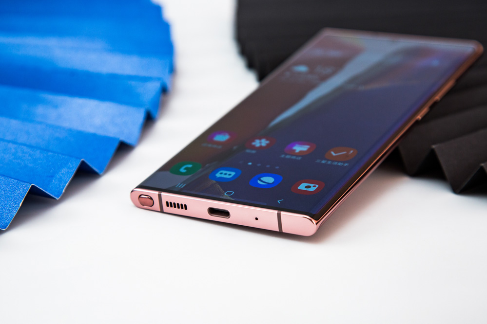 �������棬����Note20 Ultra�ĵ��������4500mAh��������Ǵ�����������ٶ��Ƕ̰壬�ݹٷ����ݣ���������͵�25W��������ֻ���磬30���ӿɽ���ص�������50%�������ܶ�����ڳ���ٶȷ��涼���Ժ�����Note20 Ultra�����ܴ�Ĳ�ࡣ