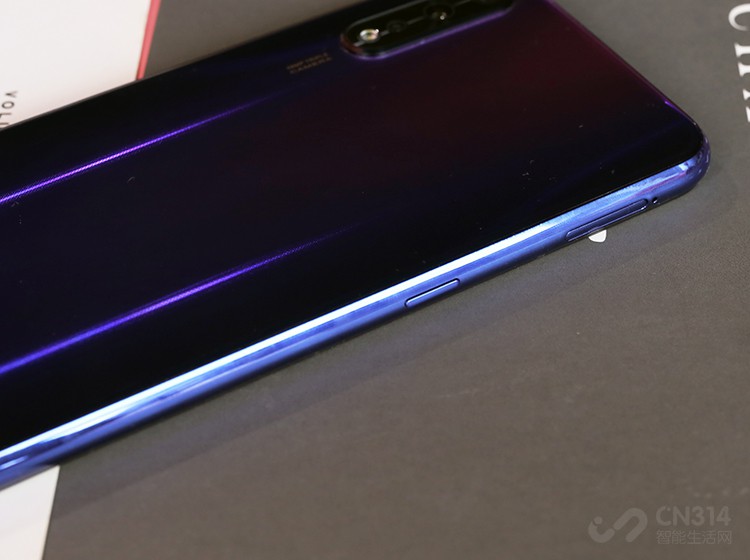 �߿��ϳ��˳�������������Դ��֮�⣬Z5��������һ�ŵ�����AI����������0.5s�Ϳ��Ժ���Jovi�������֡�Jovi����˵������vivo�ֻ������ܻ������ϵ�һ�����桱�ˣ����ܻ��̶ȷǳ��ߣ����������ˡ��˹����ϡ������ξ��档