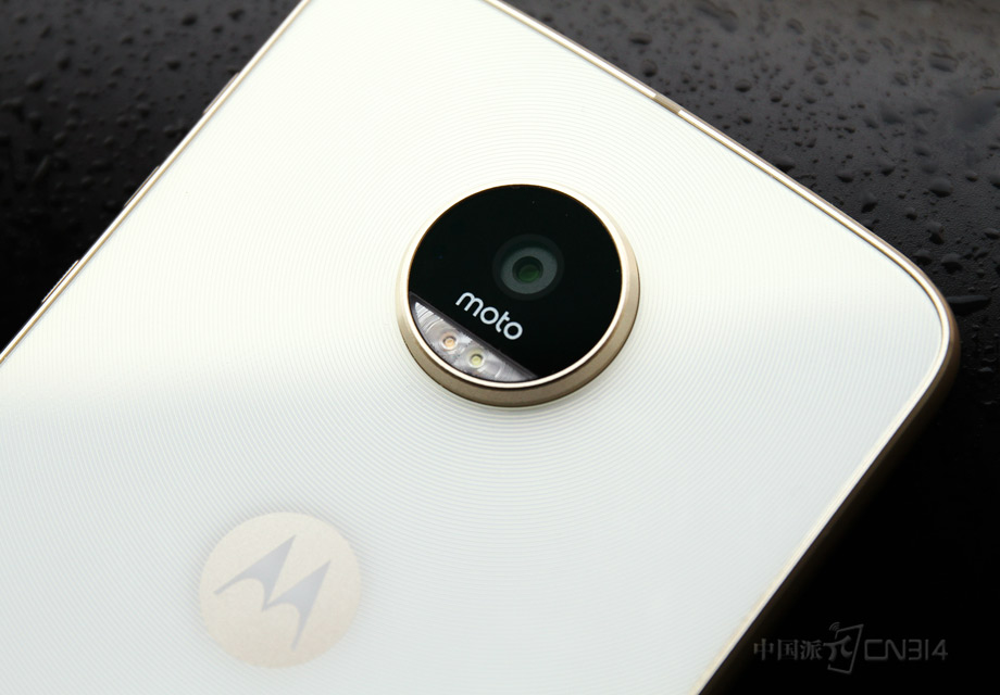 Moto ZPlay������һ��1600���ص�������ͷ�����Ҵ���F2.0��Ȧ��֧�ּ���Խ�����λ�Խ���EIS�������ܣ�����Ч���ǳ���ɫ��