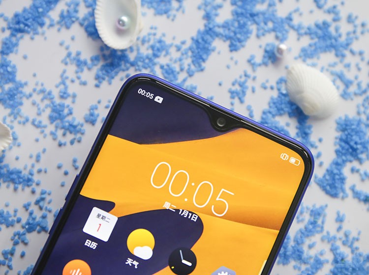 �����濴��realme X�ഺ���䱸һ��6.3Ӣ��ˮ������90.8%��ռ�ȣ��ܴ����ǳ���ɫ����Ұ���ܣ�����Ϸ����Ƶʱ���������ӵ�и��õĳ����С�