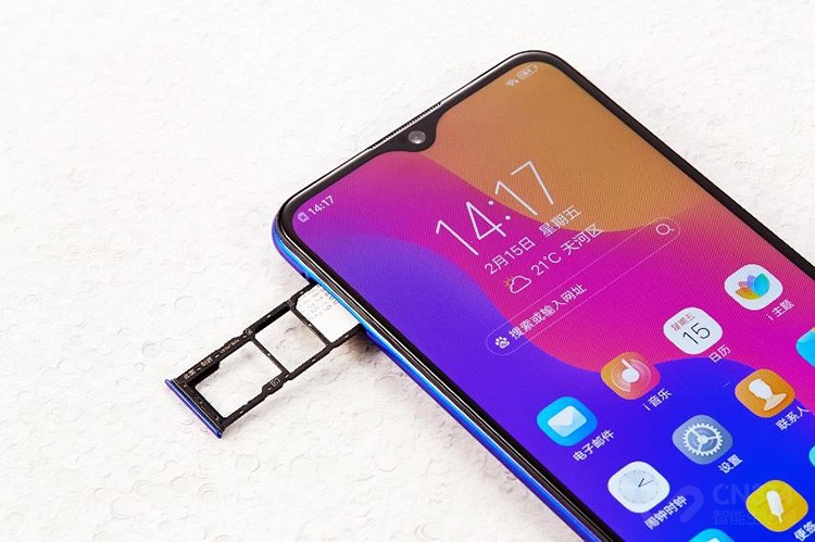 ���£�AI�˹����ܳ�Ϊ�����������ֻ������ǻ۵�ʹ�����顣vivo U1���ش�����Ƶ�Jovi AI�˹��������棬����ǻ۳������ǻ�����ȶ�����ܣ�Ϊ�û��ṩ���ܡ���ݵ�ʹ�÷��񡣴��⣬U1����ճ�ʹ���Ƴ�ȫ�ֻ��ۡ�FM��ʵʱ�����ȱ�ݹ��ܣ��û�����õ�����������