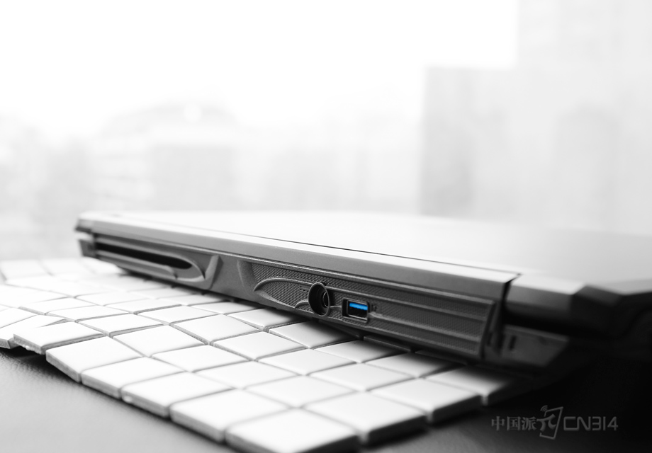 ���⣬�����߿򻹼����˵�Դ�ӿں�һ��USB3.0�ӿڡ�