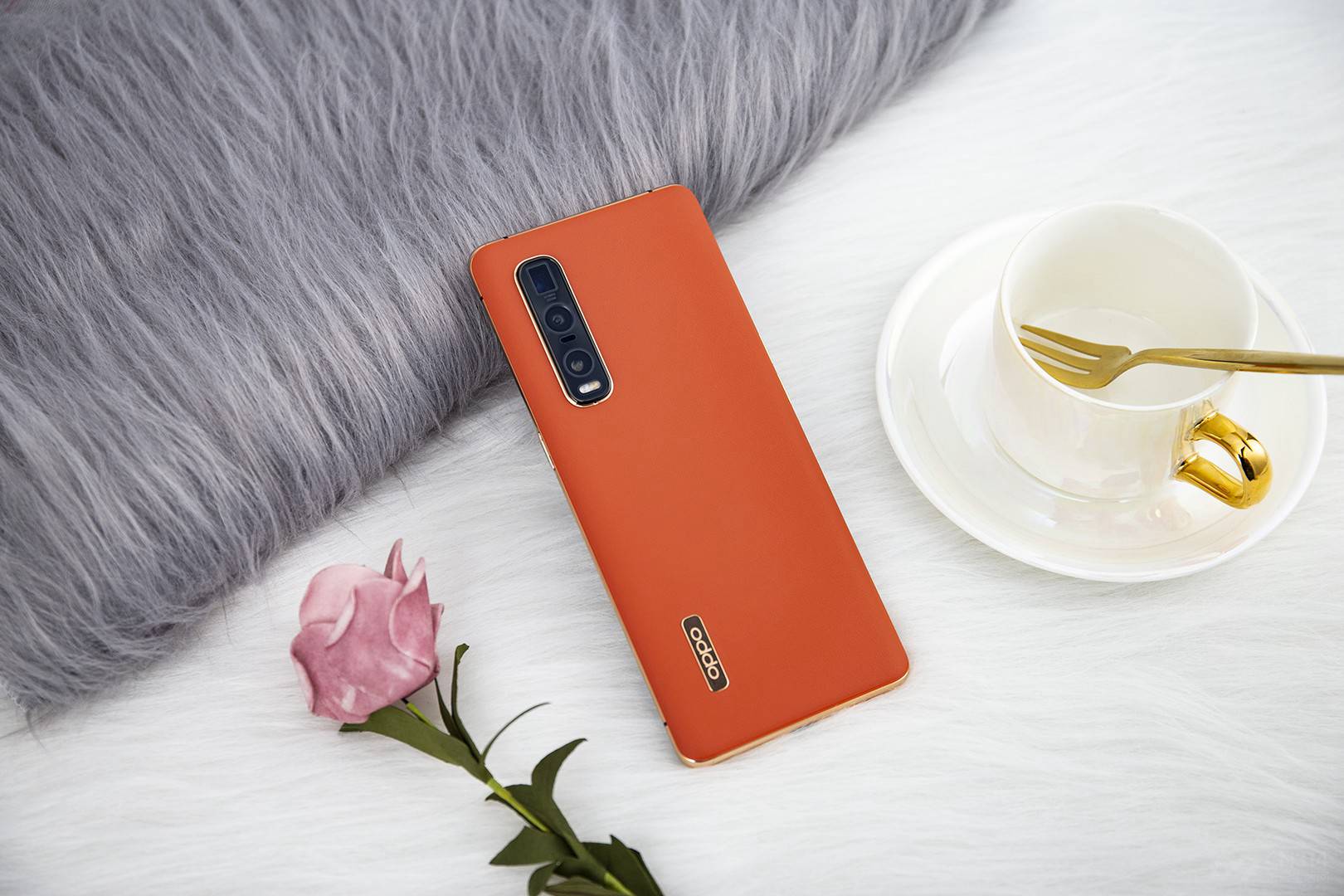 �ٴι�Ħһ����̨�ֻ��������ֵ����Ƥ�Ĳ���ɫ��ȷ��ֵ�ĸߣ�OPPO��Ʒ�ƽ�ɫLogo������ͷģ��Ľ�Ȧ���գ���ϱ߿�Ľ�ɫ�������ֵ�����������ʮ�ֵĻ���������򼸷֣�