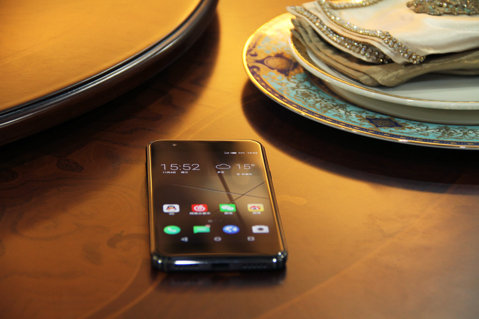 ˫��2.5D���沣�����������ĥ�ı߿�������ѵ��ָУ������ǰ�ɫ���Ǻ�ɫ�������ܹ�͸����Ө�ľ�����ƸС�